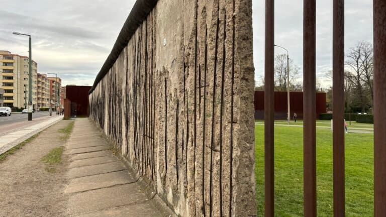 A Short History of the Berlin Wall: Construction to Demolition